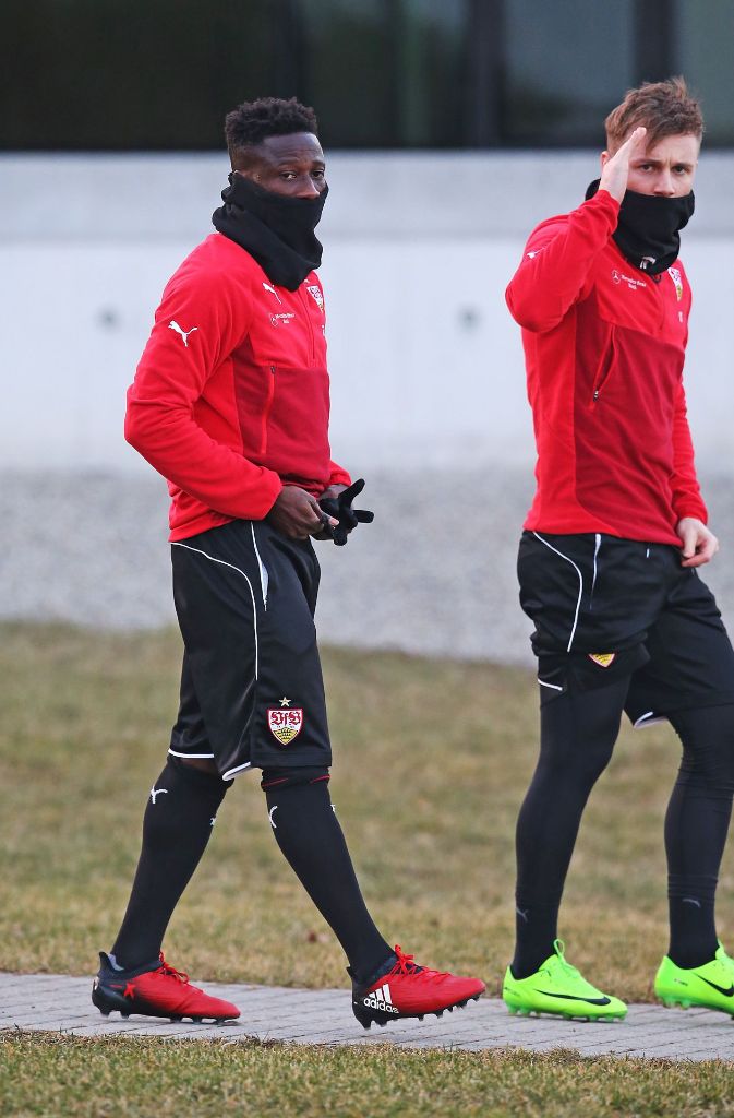 Ebenezer Ofori bei der Trainingseinheit mit dem VfB Stuttgart. Hier mit Alexandru Maxim.