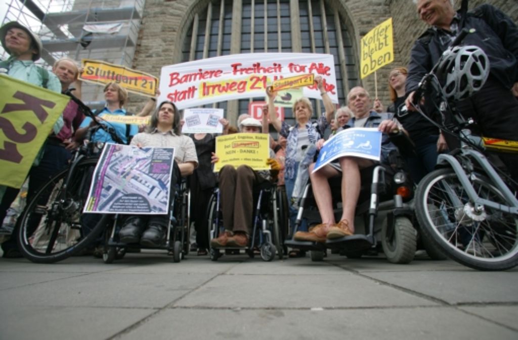 Vor dem Bahnhof haben Rollstuhlfahrer demonstriert.