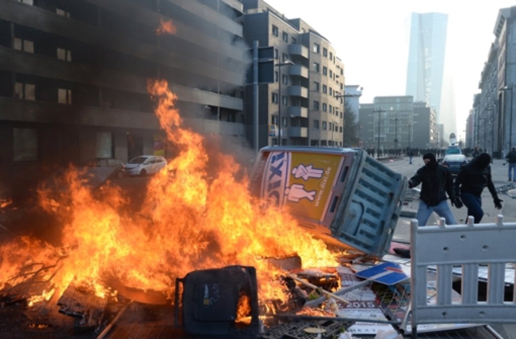 In Frankfurt kommt es vor der Eröffnung des EZB-Neubaus zu Ausschreitungen zwischen Anhängern des Aktionsbündnisses Blockupy und der Polizei.