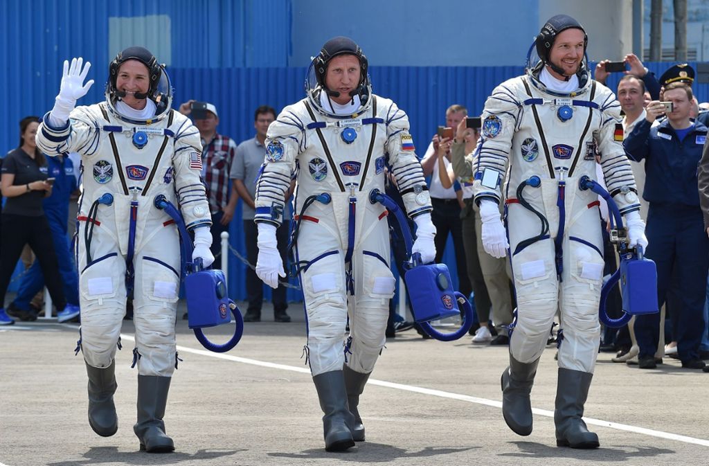 Mit seinen Kollegen ist der deutsche Astronaut Alexander Gerst (rechts) am Mittwochvormittag auf dem Weg zum Raumfahrzeug Soyuz MS-09.