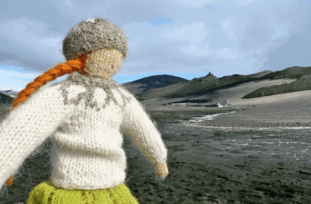 Icelandic Mountain Guides: Stricken und Wandern in Island Stricken und Wandern auf Island. Klingt zunächst sehr ungewöhnlich. Bei näherem Hinschauen wird deutlich, wie gut diese Kombination gewählt ist. Die „kreative Idee“, so lobte die Jury, wird hier von Hélène Magnusson vielfältig umgesetzt: vom Besuch eines Strickmuseums, dem Besuch einer Wollproduktion, die es nur in Island gibt, dem Kauf von Wolle sowie Strickworkshops widmet sich das Programm allen Facetten des Strickens. Die Jury fand, dass das Angebot der langen Tradition der Wollgewinnung auf Island in moderner Form gerecht wird. Zudem ist Stricken (wieder) im Trend. Die Jury: „Dieses Angebot ist ein guter Ansatz, Island wieder ins Bewusstsein von Reisenden zu bringen nach der Beinahe-Pleite und den Folgen des Ausbruchs des Vulkans Eyjafjallajökull im Jahr 2010.“