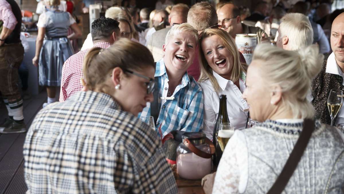 Wasenfahrt auf dem Neckar: Trachten, Bier und Livemusik – Leinen los beim Partyfloß