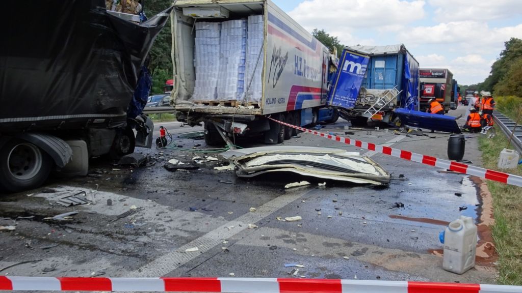 A5 bei Weingarten: Lastwagen rast ungebremst in Stauende