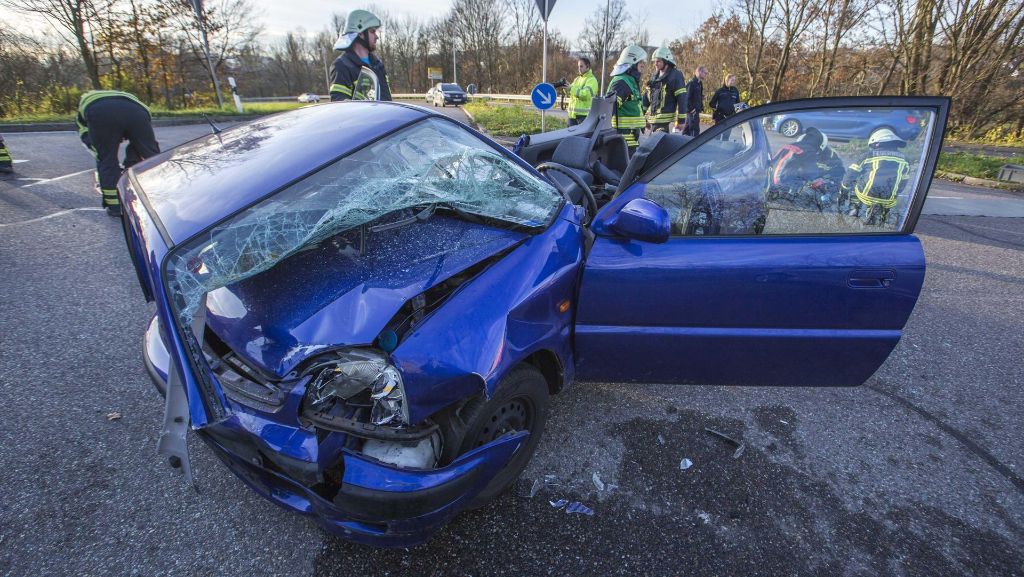 Unfall in Waiblingen: Feuerwehr muss Fahrer aus Auto befreien