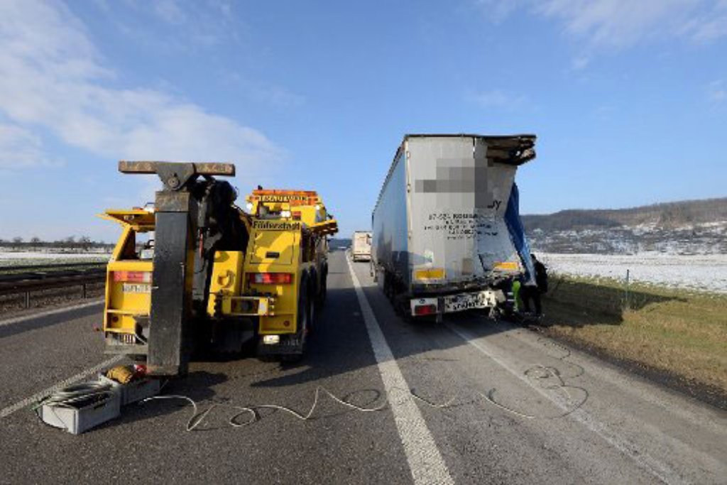 Zwei Lastwagen fahren auf der A 81 bei Herrenberg aufeinander. Ein 55-jähriger Fahrer wird tödlich verletzt. Zwischen Herrenberg und Gärtringen war die Autobahn Richtung Stuttgart voll gesperrt. Es kommt zu einem bis zu zehn Kilometer langen Stau.