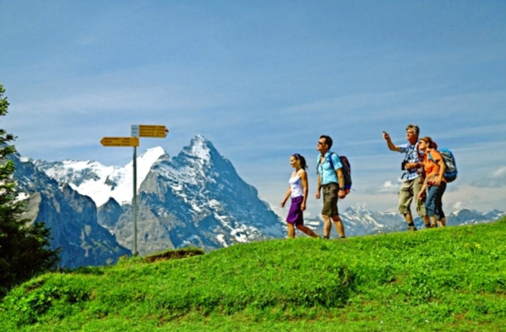 Auf der Stuttgarter Reisemesse wird mit Bildern einer heilen Welt geworben. Hier genießen Wanderer auf der Großen Scheidegg die Aussicht auf Eiger & Co.