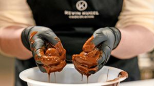 Zehn Jahre Schokoladenmanufaktur in Sindelfingen: Pralinen kugeln mit  Kevin Kugel
