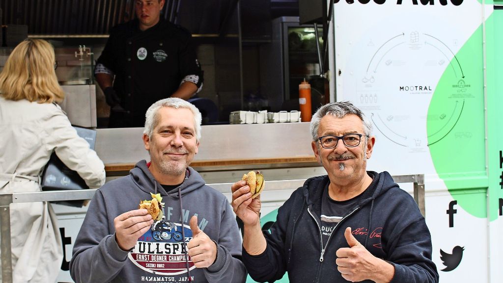 Foodtruck in Stuttgart-Vaihingen: So schmeckt der Gratis-Burger von der „Öko-Kuh“