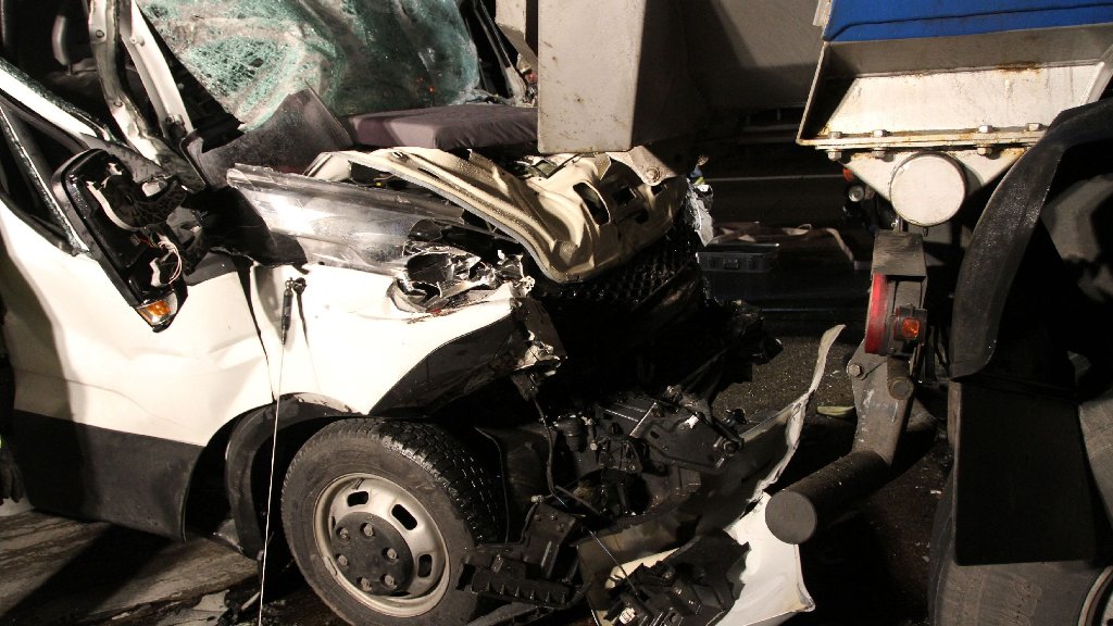 Fahrer verletzt: Schwerer Lkw-Unfall auf der A8