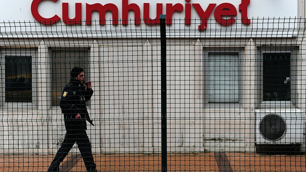 Zeitung in der Türkei: Journalisten von „Cumhuriyet“ festgenommen