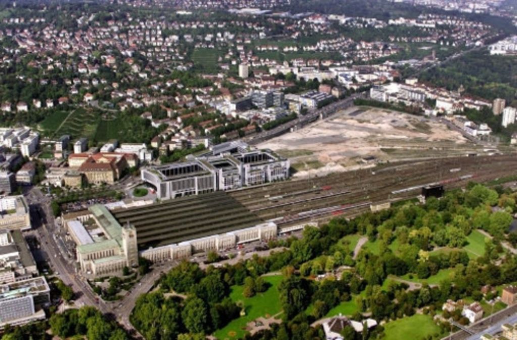 Der Stuttgarter Hauptbahnhof im September 2000: Seither hat sich einiges auf dem Gelände verändert, wie die folgenden Luftaufnahmen zeigen.