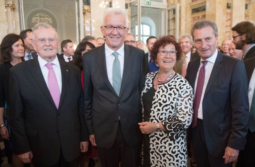 Erwin Teufel (ehemaliger Ministerpräsident von Baden-Württemberg) (von links), Kretschmann und seine Frau Gerlinde, und Günther Oettinger (EU-Komissar für Haushalt und Personal) lächeln für die Kameras.
