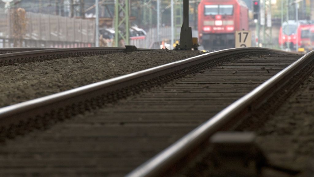 Tödlicher Unfall in Konstanz: Mann stolpert auf Bahngleisen und wird von Zug erfasst