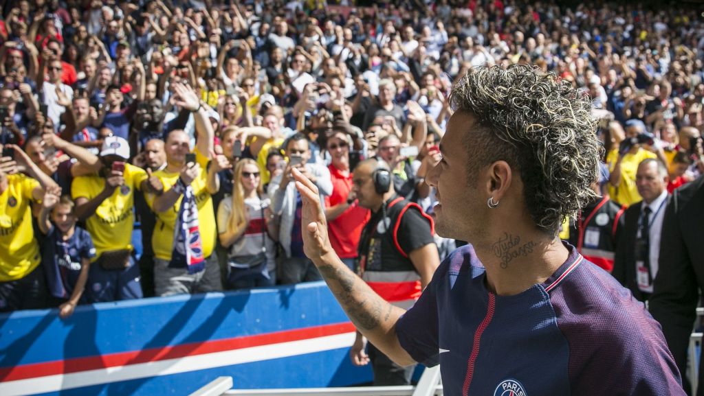 Neymar bei Paris St. Germain: Debüt verschoben - Euphorischer Empfang der Fans