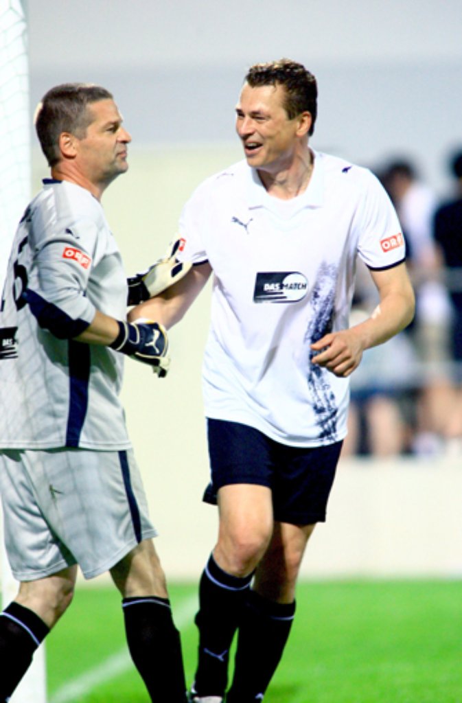 ... auf den Österreicher Toni Polster (rechts), der damals seine Fußballschuhe für den 1. FC Köln schnürte. Doch das Herz der 41-jährigen Mirja Boes schlägt keineswegs für die Geißböcke, sondern für den Verein, zu dem Polster 1998 nach seinem Engagement in Köln wechselte, nämlich für ...