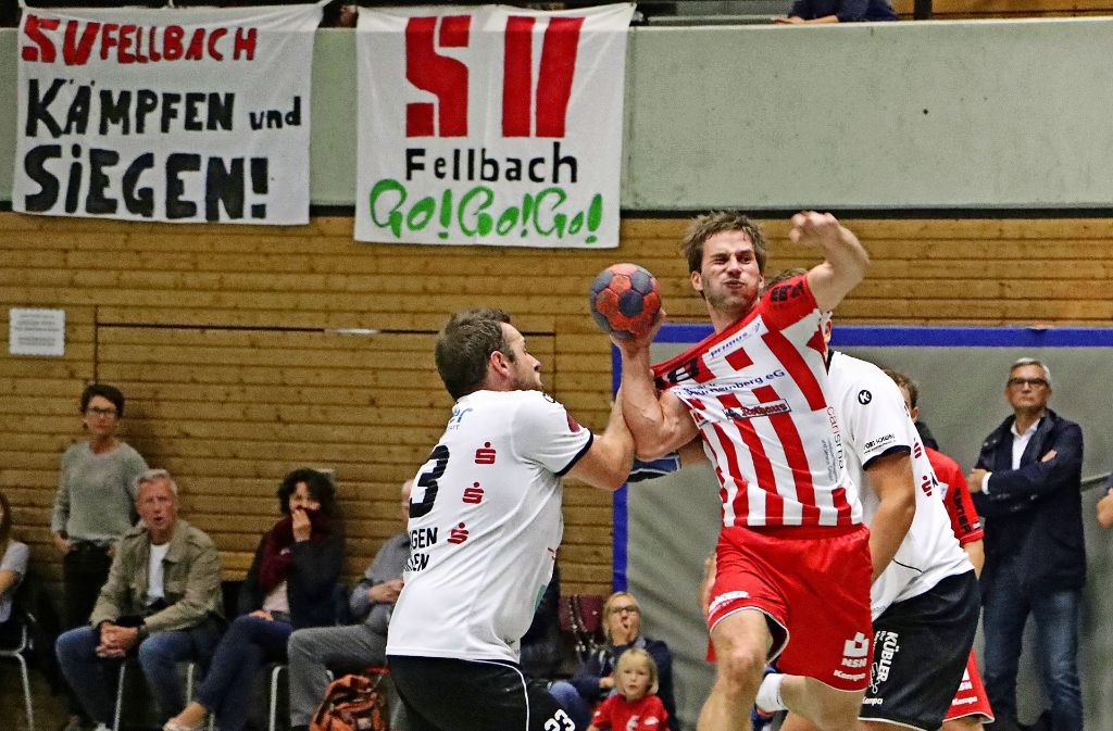Andreas Blodig (mit Ball) hat entscheidenden Anteil am Fellbacher Punktgewinn.