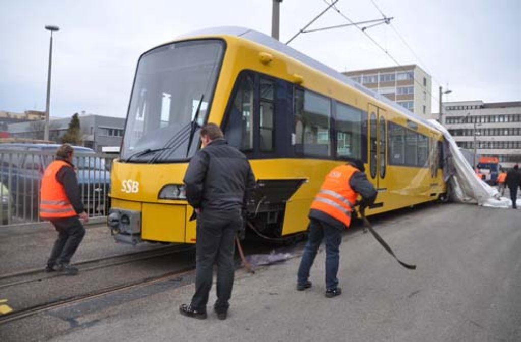 Die neue Stadtbahn wurde am 6. Dezember von Schwertransportern angeliefert und tags darauf von der SSB in Möhringen enthüllt. Mitte 2013 sollen die neuen Bahnen durch Stuttgart fahren - vorausgesetzt die Tests verlaufen reibungslos.