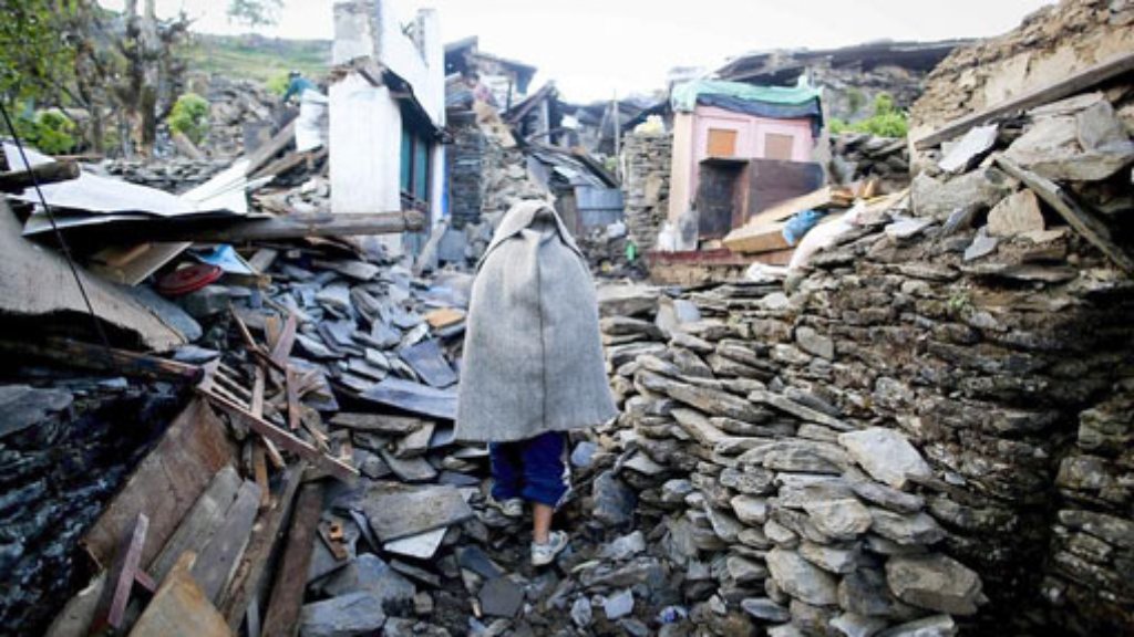 Erdbeben in Nepal: Helfer bergen vier Menschen lebend