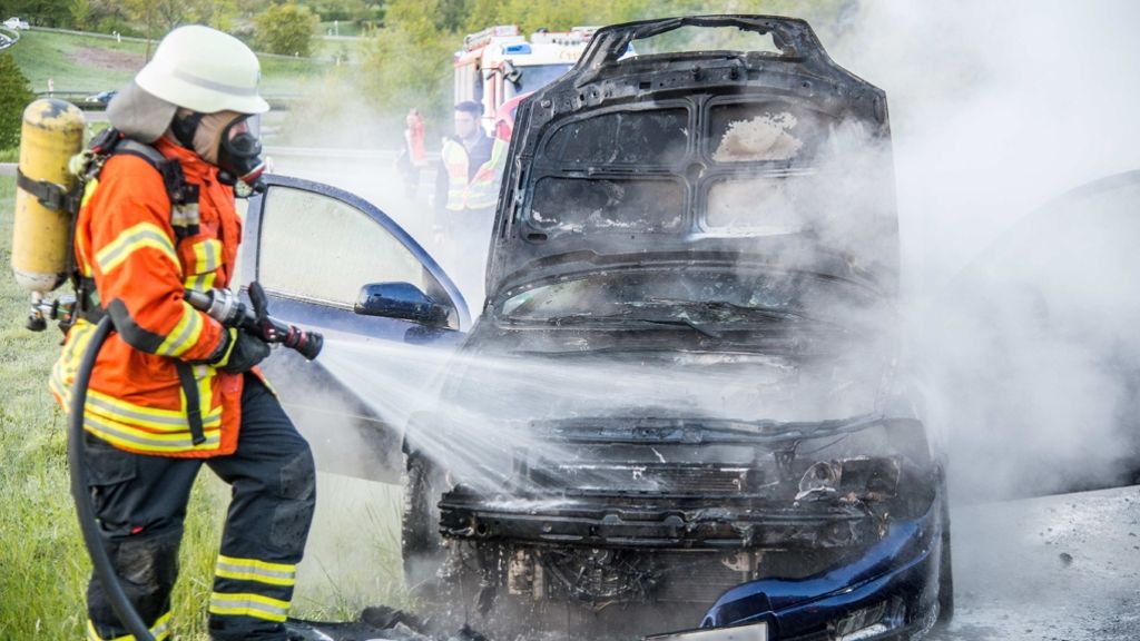 B14 bei Schwaikheim: Motorraum von Opel brennt komplett aus