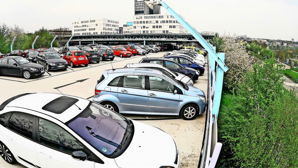 Parkhaus Österfeld in Stuttgart-Vaihingen: Eine Karte im Auto öffnet die Schranke