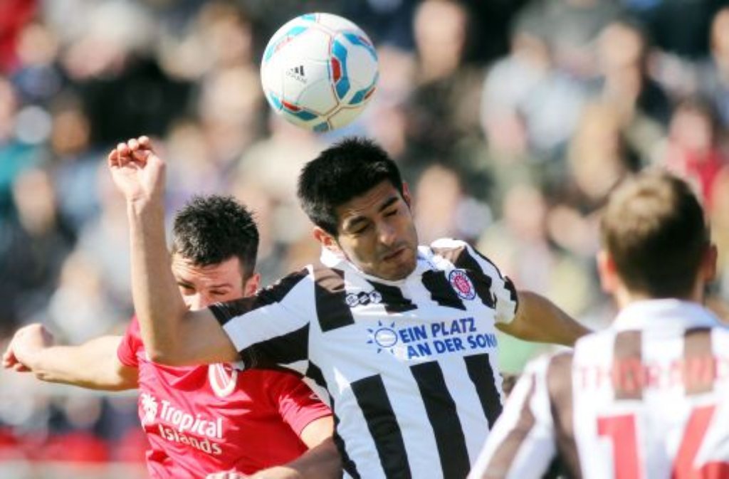 Ein Peruaner für Eintracht Frankfurt: Von Zweitligist FC St. Pauli wechselt Innenverteidiger Carlos Zambrano (Mitte) an den Main. Der 23-jährige Nationalspieler kostet die Eintracht 1,2 Millionen Euro Ablöse.