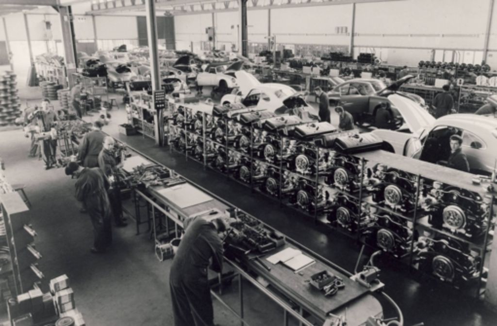Die Wirtschaft in Nachkriegsdeutschland erholte sich, das deutsche Wirtschaftswunder bahnte sich an. Das Foto entstand im Porsche-Werk in Zuffenhausen im Jahr 1957.