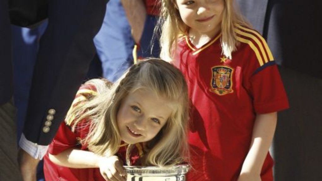 Königlicher Empfang: Spaniens kleine Prinzessinnen und der große Pott