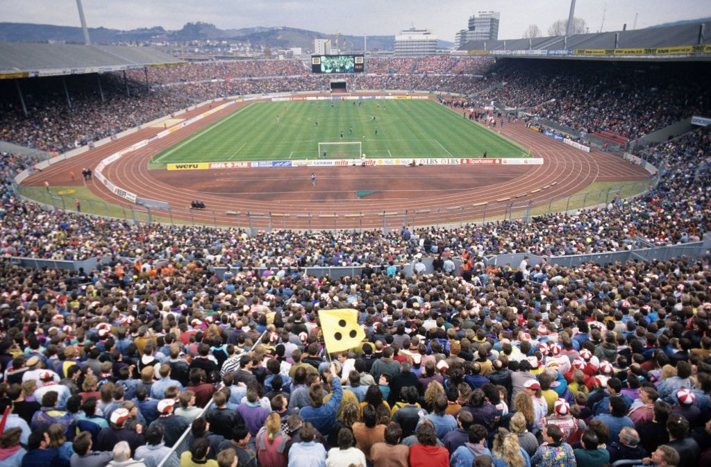 Kurz nachdem dieses Bild (in der Saison 1990/91) aufgenommen wurde, riss man zur Leichtathletik-WM 1993, die Dächer von Haupt- und Gegentribüne ab.
