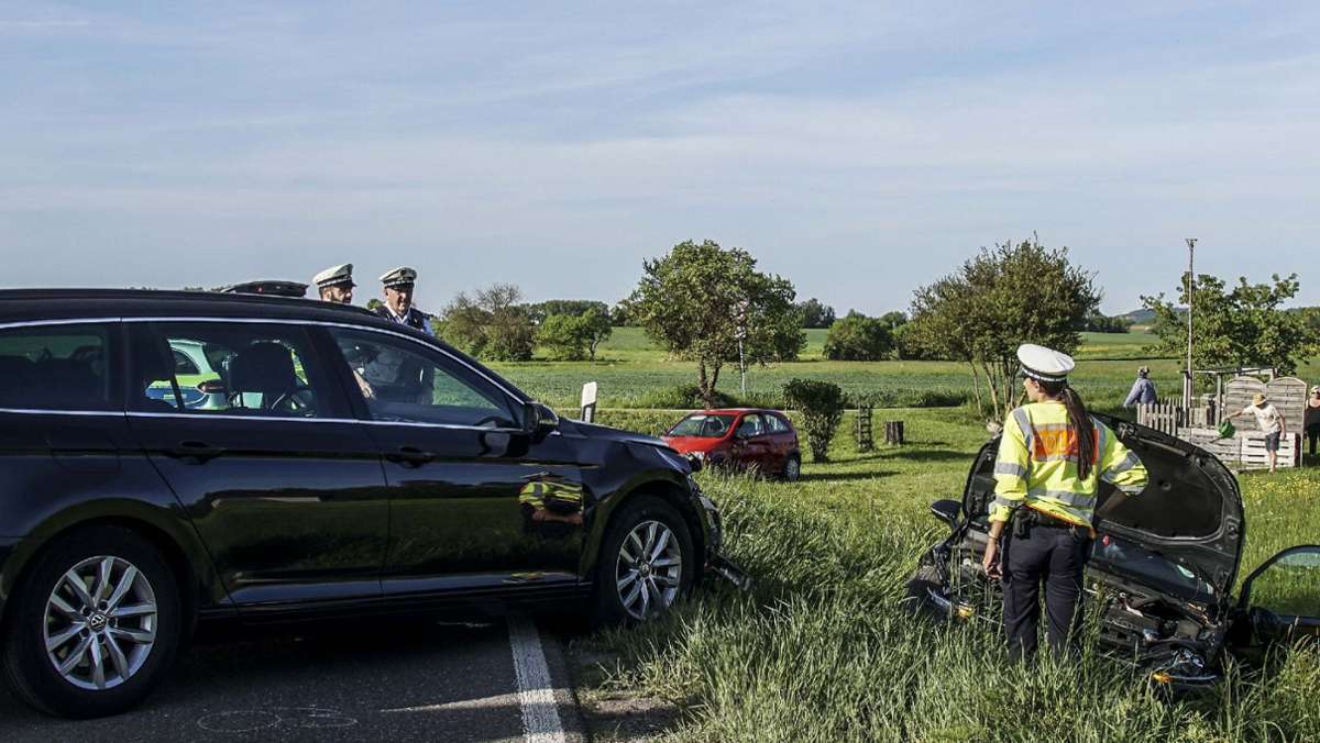 Am Samstag auf der B 14: Unfall mit drei Autos in Nufringen fordert vier Verletzte