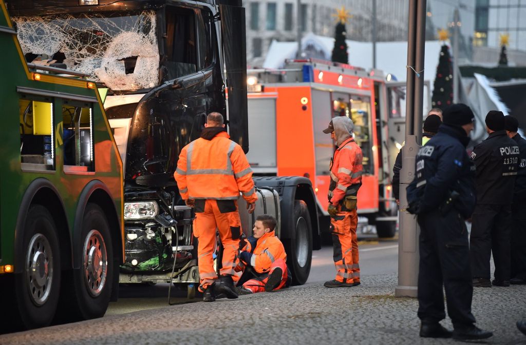 Der Lastwagen, mit dem der Anschlag verübt wurde, ist am Dienstagmorgen zur weiteren Spurenermittlung abtransportiert worden.