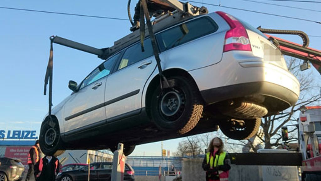 König-Karls-Brücke in Bad Cannstatt: Mit Auto auf die Gleise gefahren