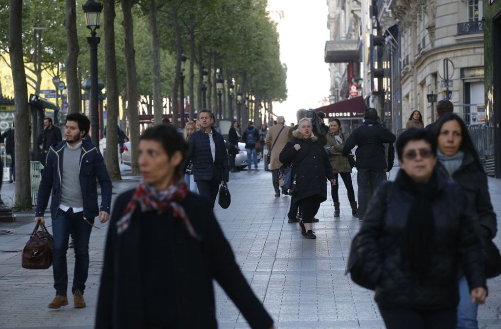 Die Geschäfte auf der berühmten Champs-Élysées haben am Freitag, einen Tag nach dem Anschlag ihre Läden wieder geöffnet.
