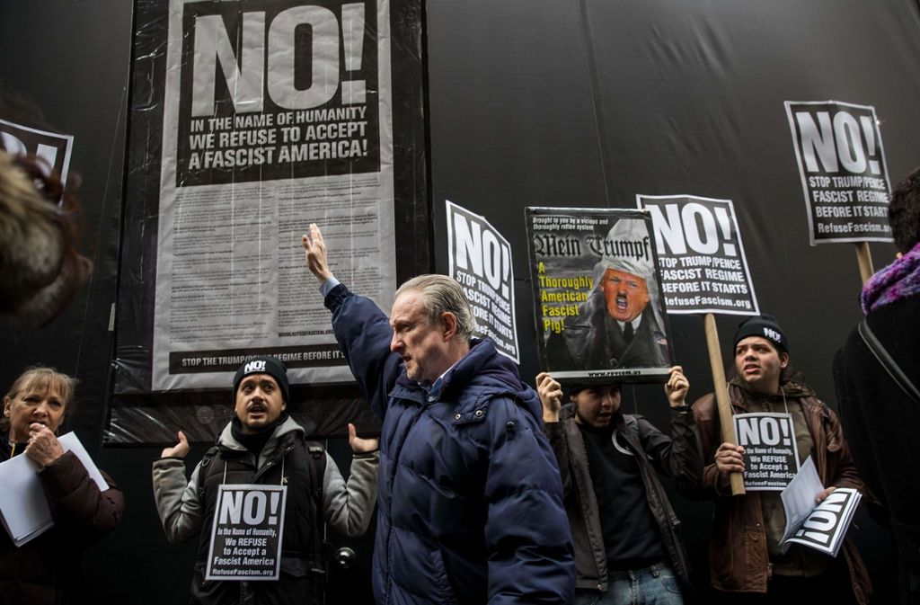 Mehrere Grüppchen von Demonstranten versammelten sich am Mittwoch vor dem Hochhaus in Manhattan, in dem die Pressekonferenz stattfand, und riefen teils lautstark Anti-Trump-Slogans.