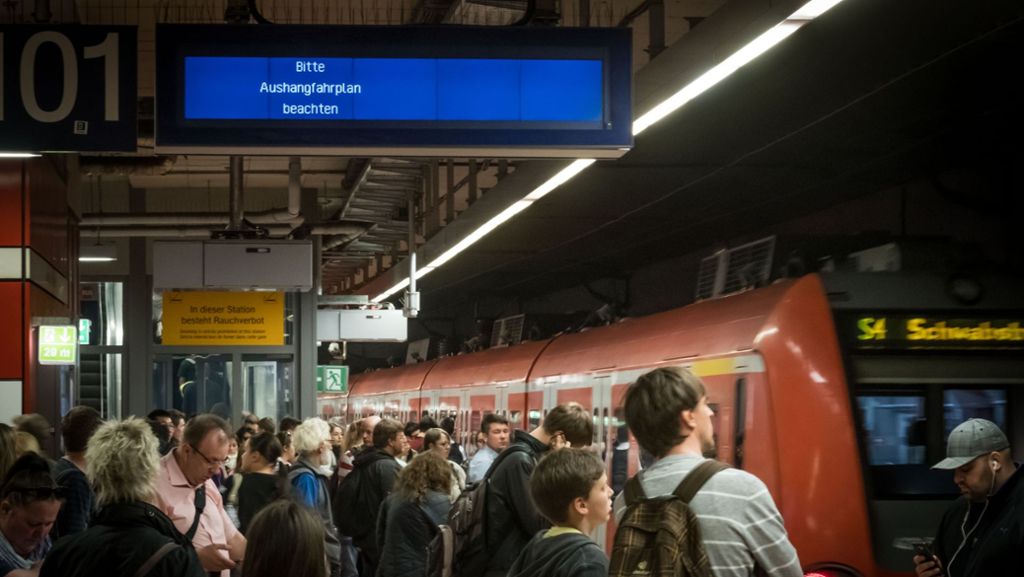 S-Bahn in Stuttgart: Herrenlose Gepäckstücke sorgen für Polizeieinsatz