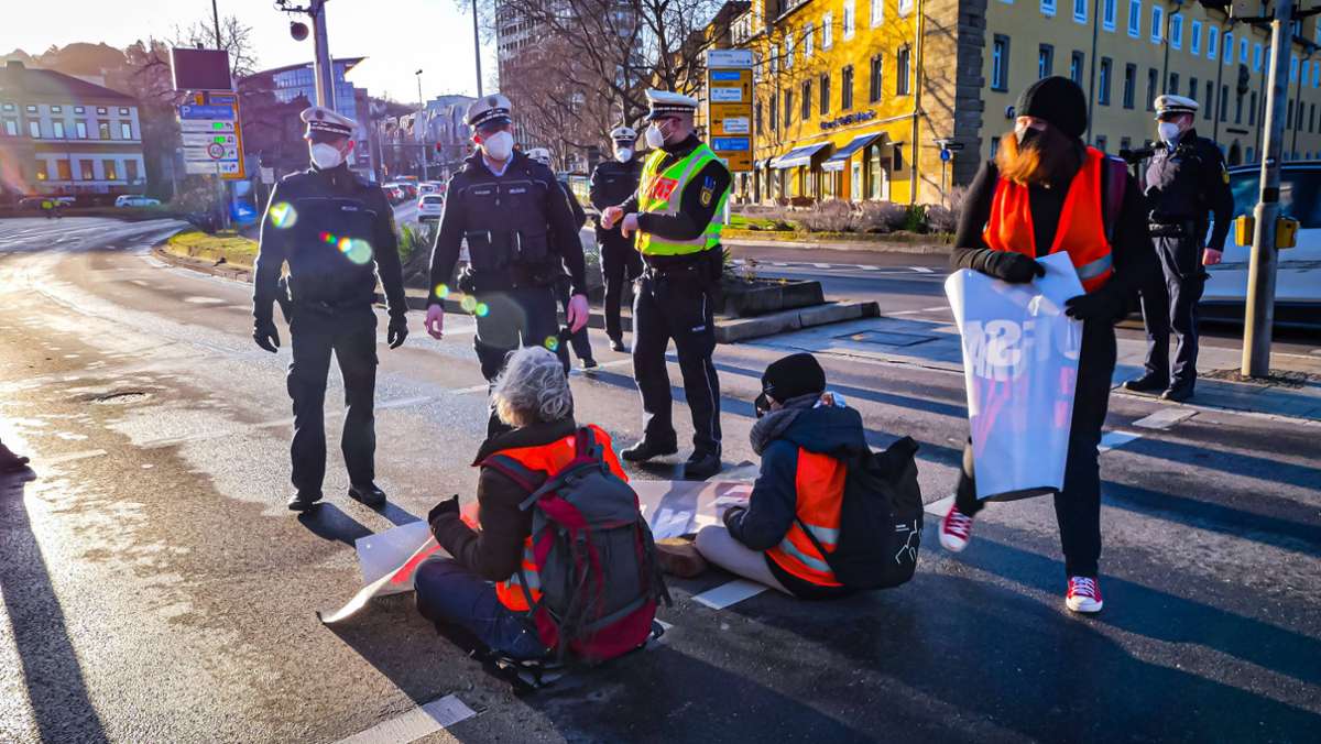 Klimaaktivisten in Stuttgart: Polizeigewerkschaft schlägt Blockade-Alarm