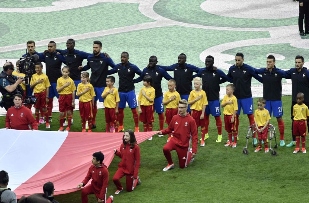 Mit einer beeindruckenden Zeremonie wurde die Fußball-EM eröffnet.