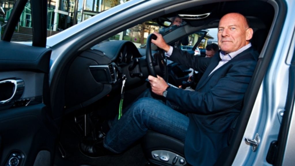 Winfried Hermann bei Porsche: Baden-Württembergs Verkehrsminister setzt auf Autos mit Hybrid-Antrieb