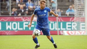 Stuttgarter Kickers siegen bei Schott Mainz: Ohne zu glänzen – die  Blauen verteidigen  Tabellenführung