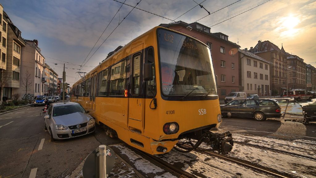 Unfall in Stuttgart-West: Stadtbahn rammt Auto