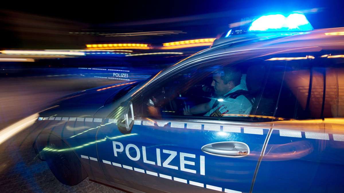 Schwerer Unfall  bei Mötzingen: Auto prallt auf  Stein