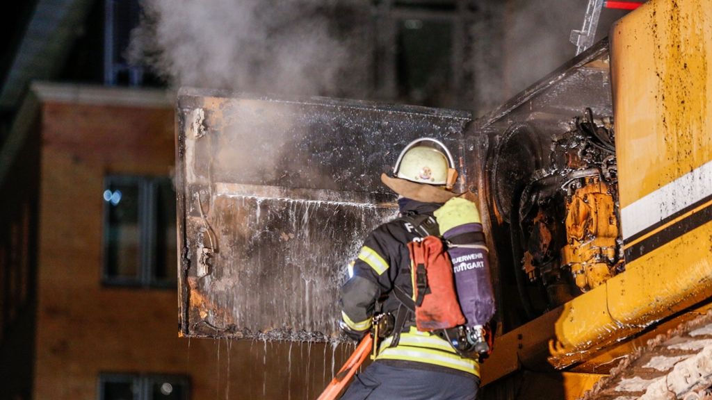 Stuttgart: Bagger brennt auf Baustelle