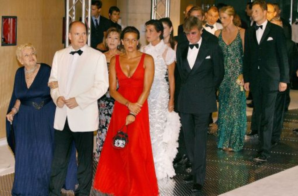 Im gleichen Jahr ist Charlene (im grünen Kleid) bereits zum traditionellen monegassischen Rosenball geladen. Eine Ehre - auch wenn sie nicht an der Seite ihres Fürsten einziehen darf.