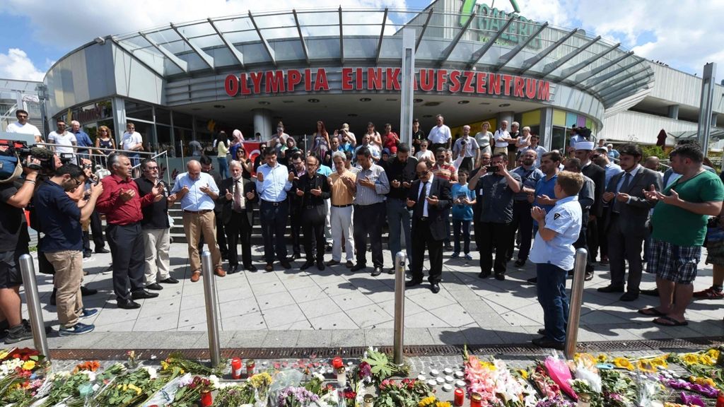 Olympia-Einkaufszentrum: Mehrere tausend Menschen gedenken der Opfer von München