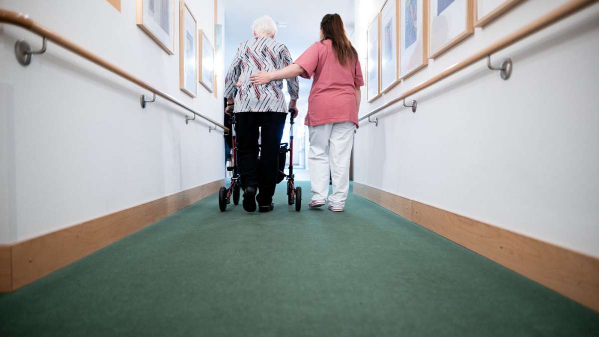 Pflegekosten: Pensionäre im Vorteil: Wie Vater Staat für seine alten Diener sorgt
