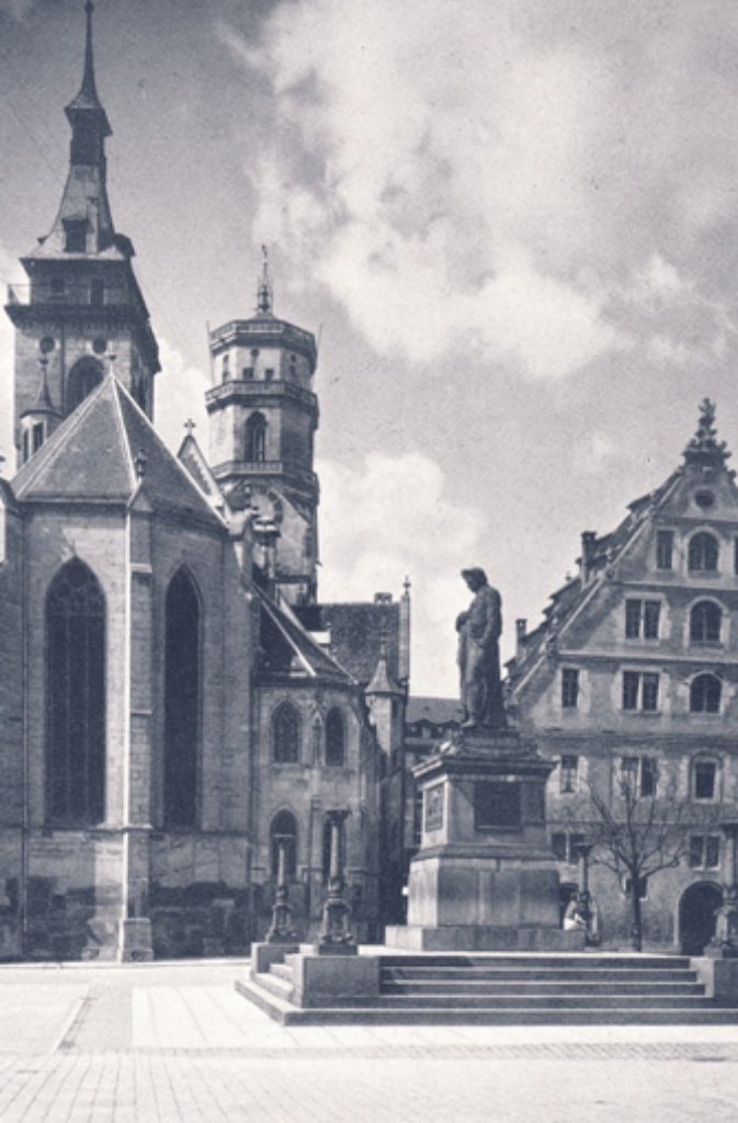 Die Stiftskirche mit Schillerdenkmal in Stuttgart-Mitte in den 1960er Jahren.
