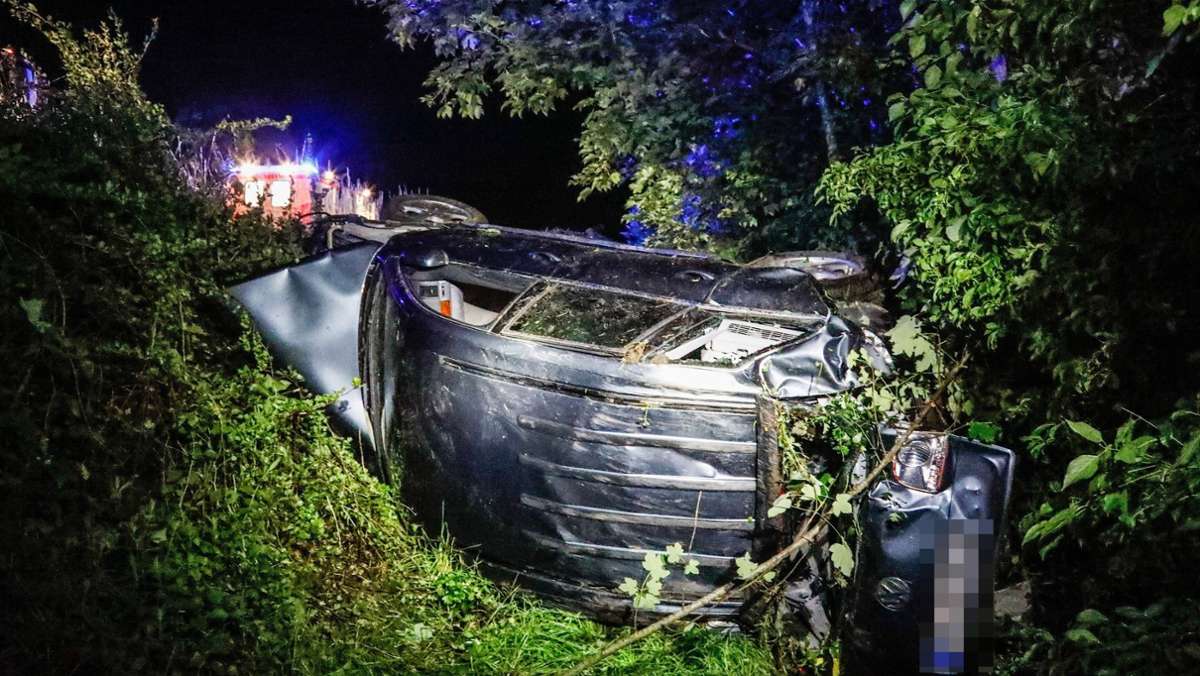 Unfall auf B466 bei Bad Überkingen: Betrunkener verliert Kontrolle – VW überschlägt sich