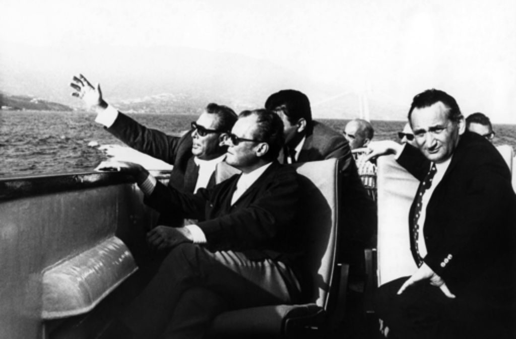 September 1971: Der sowjetische Staatschef Leonid Brezhnev, Willy Brandt und Egon Bahr (v.l.n.r.) auf einer Bootstour im schwarzen Meer. Sie besichtigen unter anderem die ukrainische Halbinsel Krim.