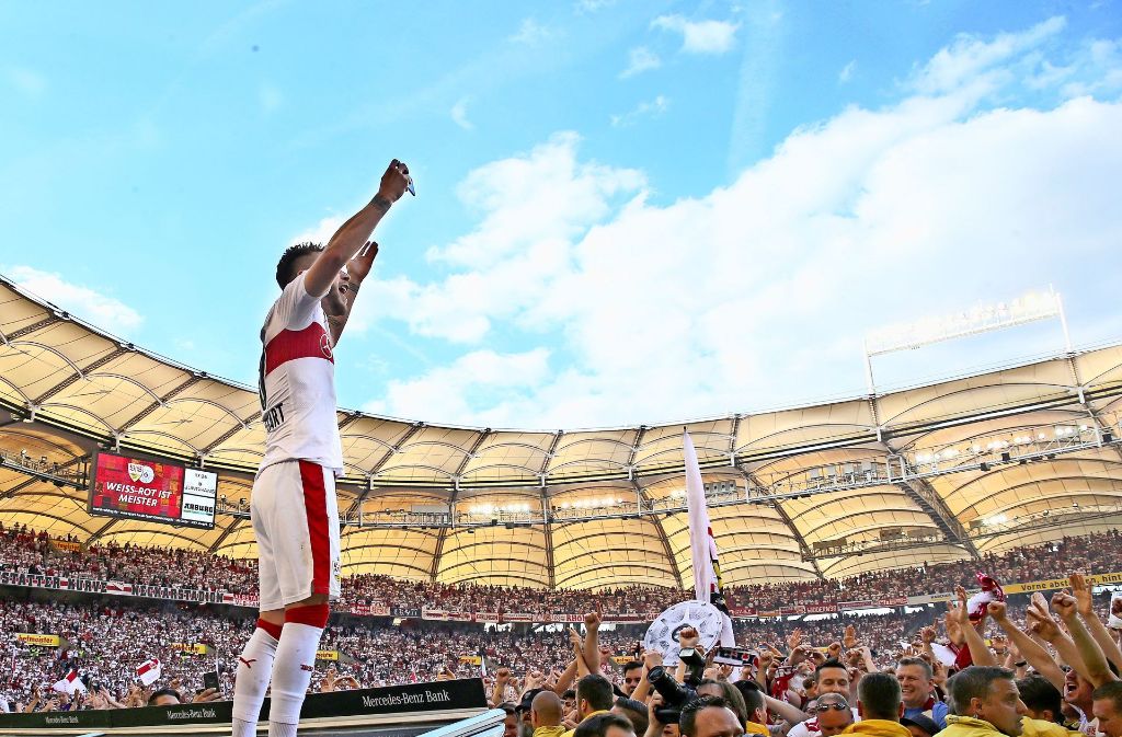 12. Mai 2018: Wie gerne die Stuttgarter mit dem VfB feiern, haben sie bei der Zweitliga-Meisterfeier gezeigt. Ob es auch in der nächsten Saison was zu feiern gibt, wird spätestens beim Ligafinale am 12. Mai feststehen.