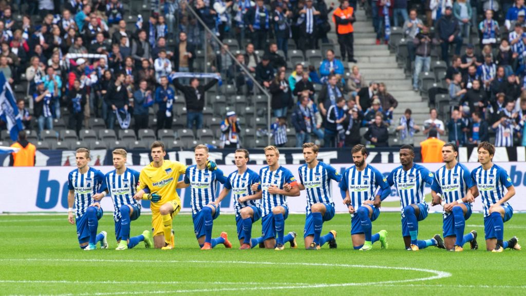 Vor Spiel gegen FC Schalke 04: Hertha bringt US-Protest in Bundesliga