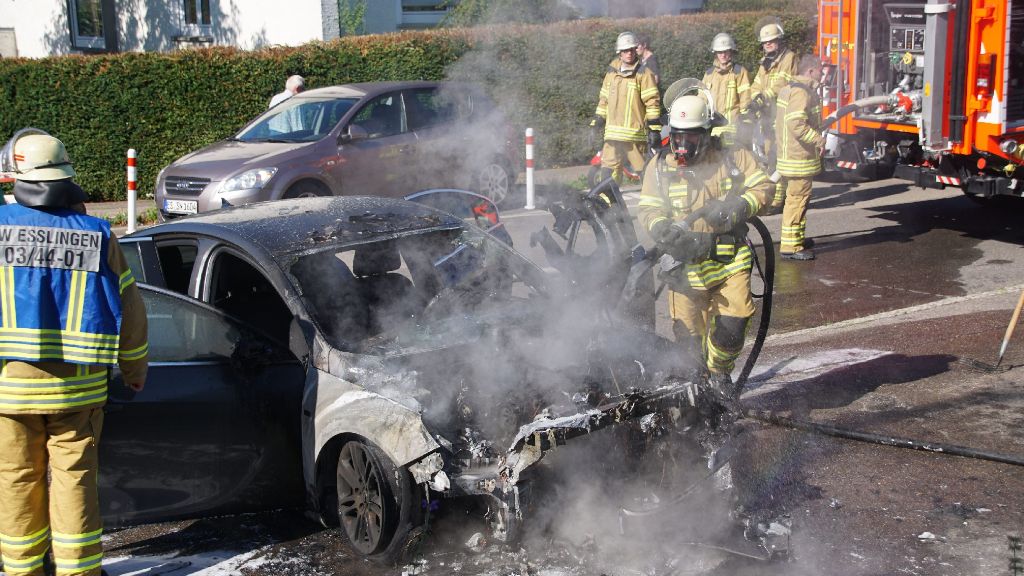 Oberesslingen: Auto gerät in Brand